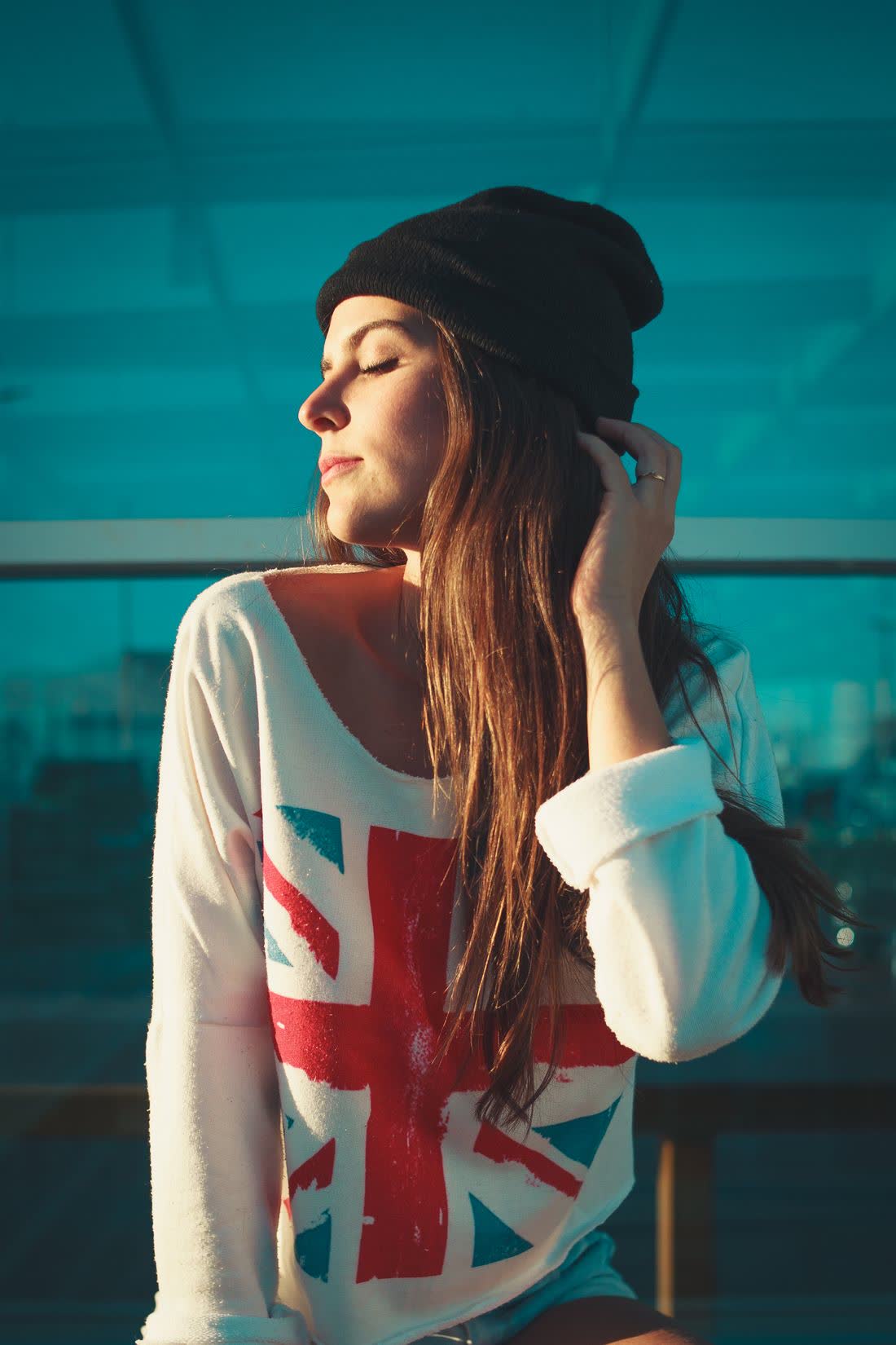 Valentina, community manager, con gorro y gafas